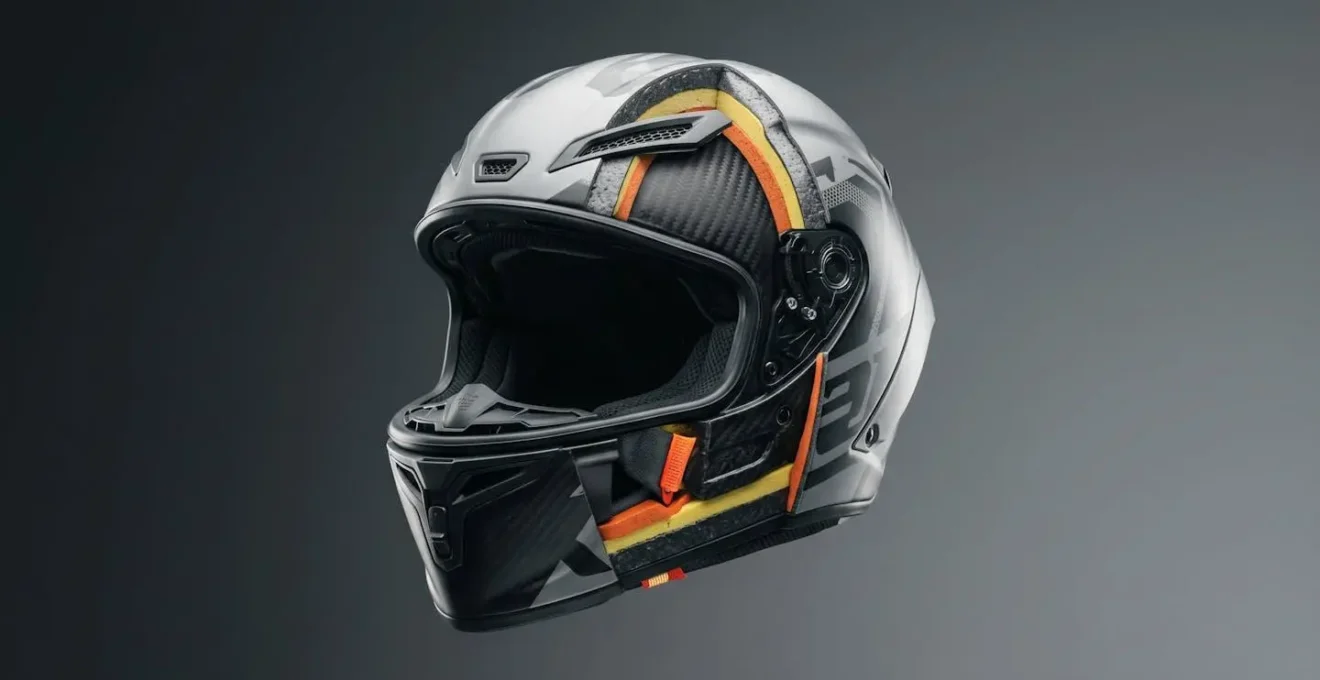 Casque de moto moderne répondant à la norme ECE 22.06 avec calotte multi-densités