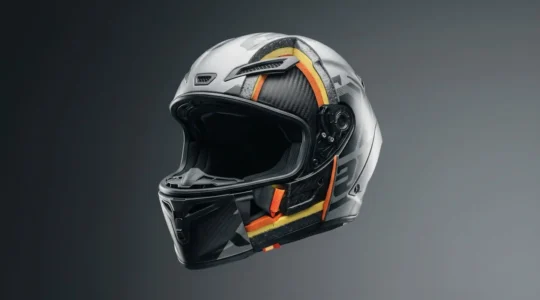 Casque de moto moderne répondant à la norme ECE 22.06 avec calotte multi-densités